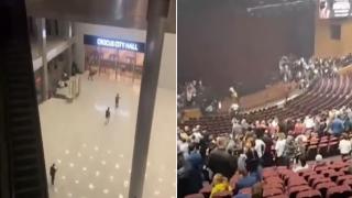 Рухнал е покривът на горящата сграда Crocus City Hall в Москва, вътре има още хора