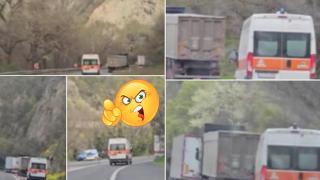 Абсурдно поведение на тираджии - не пуснаха линейка с включен светлинен сигнал (видео)