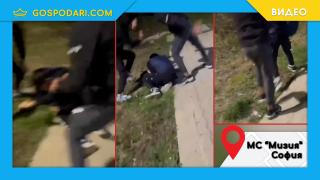Нападнаха и биха бежанци до столична метростанция (видео)