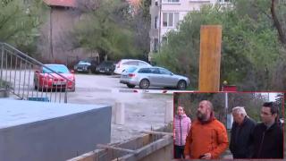 Ограден имот остави жители на няколко блока в София без достъп до домовете им (видео)