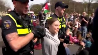 Грета Тунберг беше задържана два пъти на демонстрация в Хага (видео)