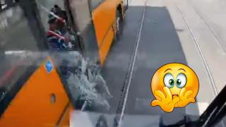 Автобус на градска мобилност се сблъска с трамвай в столицата (видео)