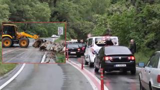 Свлачище затвори пътя в Кресненското дефиле (видео)