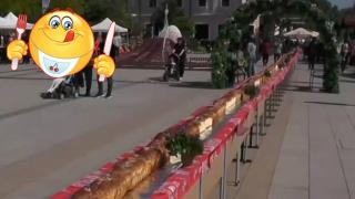 Изкараха 100-метров козунак в центъра на Враца (видео)