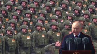 Парадът на победата в Москва премина с един танк и закани към "арогантния" Запад (видео)