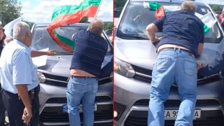 От "Възраждане" нападнаха колата на украинска делегация (видео)