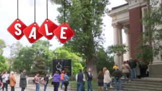 "Културна оферта": Опашка се изви пред Народния театър (видео)