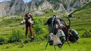 Като на кино: Планински спасители в Румъния тестваха летящи раници на терен (видео)