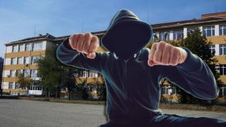 Ученик удари учител след забележка за неподходящо облекло (видео)