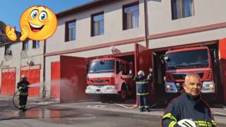 Пенсионираха шефа на пожарната в Хасково с традиционен "пожарникарски душ" (видео)