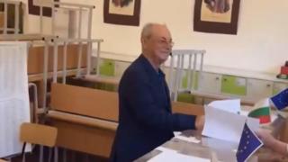 Ахмед Доган гласува с хартиена бюлетина (видео)