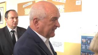 Служебният премиер гласува след дълго чакане на опашка (видео)