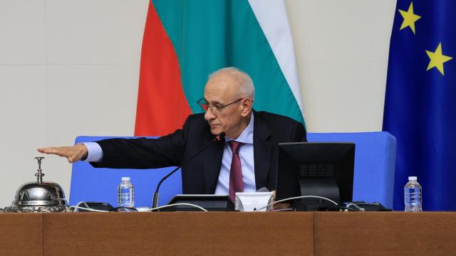 Най-възрастният депутат в 50-ия парламент Силви Кирилов откри първото заседание