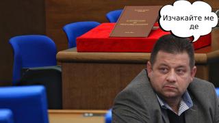 Партия "Величие" не започва добре: Николай Марков закъсня и не успя да положи клетва (видео)