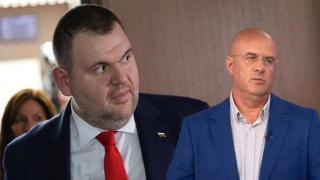 Посланикът на Турция се е срещнал с Пеевски и Чакъров в сградата на парламента (видео)