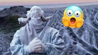 Пясъкът на плаж в централната част на Чили замръзна (видео)