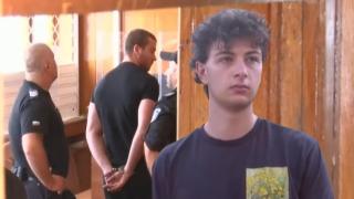 Оставиха в ареста полицая, счупил челюстта на млад мъж (видео)