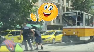 Полицай спря движението по натоварен булевард, за да преведе възрастен мъж (видео)