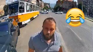 BMW се заклещи между два трамвая, шофьорът спори с ватманите (видео)