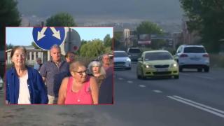 Опасен път в Слънчев бряг извади на протест собственици на апартаменти (видео)