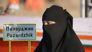 Полицаи от Пазарджик глобиха жени, защото носят бурки (видео)