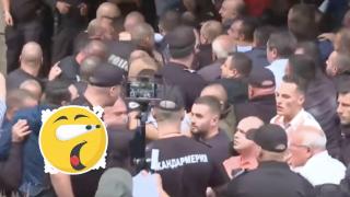Напрежението  между двете ДПС-та ескалира пред "Сараите" на Доган в "Бояна" (видео)