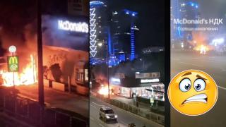 Заведение за бързо хранене в центъра на София избухна в пламъци (видео)