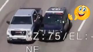 Американски полицай скочи от патрулка в кола в движение (видео)