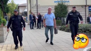 Кметът на Минерални бани остава в ареста, арестуваха и сина му