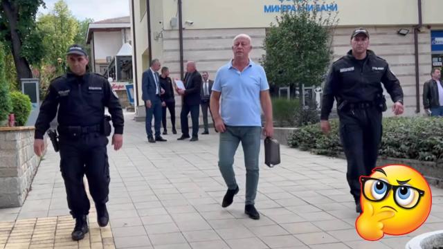 Кметът на Минерални бани остава в ареста, арестуваха и сина му