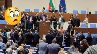 Вечерно шоу преди ваканцията на парламента – депутати блокираха трибуната (видео)