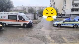Линейка пропадна в дупка в Казанлък преди да вземе пациент дете