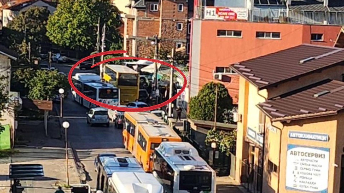 Двуетажен автобус удари скъпа кола в столичния "Левски В" 