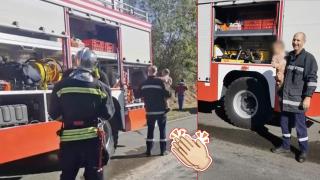 Пожарникар реши да успокои разстроено бебе след катастрофа край Велико Търново (видео)