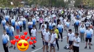 Енчо Керязов инициира физзарядки преди учебните часове (видео)