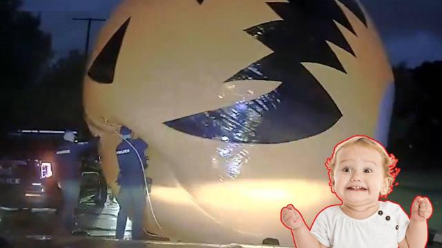 Полицаи в щата Охайо влязоха в битка с... огромна надуваема тиква (видео)