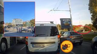 Кола прелетя през спирка и се удари в мантинела на столичния булевард "България" (видео)