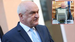 Главчев гласува с машина за "европейска и стабилна България" (видео)