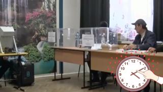 Избирател подрани с час пред секция в Бургас заради смяната на времето (видео)