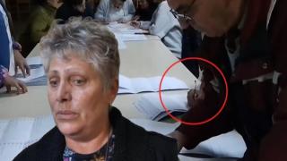Жената с химикалката от секцията в Белица отрича да е писала върху бюлетините (видео)