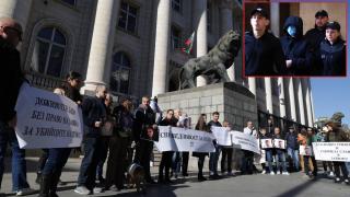 Близки на убития Пейо Пеев протестират пред Съдебната палата (видео)