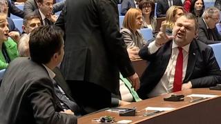 Петков и Пеевски се изпокараха и забавиха началото на парламентарното заседание (видео)