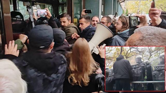 Депутати и общински съветници нахлуха в съда в Нови Сад (видео)