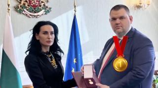 Пеевски не просто е награден, но и е получил медал за "особени заслуги" към украинския народ (видео)
