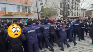 Напрежение между протестиращи на площада в Симитли (видео)