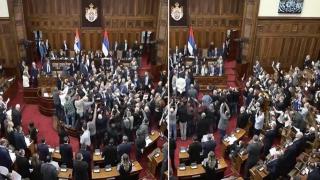 Бой между управляващи и опозиция в сръбския парламент (видео)