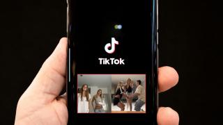 Нов "тренд" в TikTok изпрати за ден 20 деца в болница в Букурещ (видео)