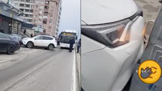 Жена, твърдяща, че е съдия, блокира столичен булевард с нелепо паркиране (видео)