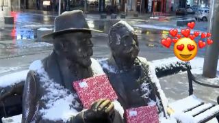 За поредна година паметници в София осъмнаха с коледни подаръци (видео)
