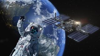 Астронавти поставиха рекорд от 9 часа извън космическия апарат